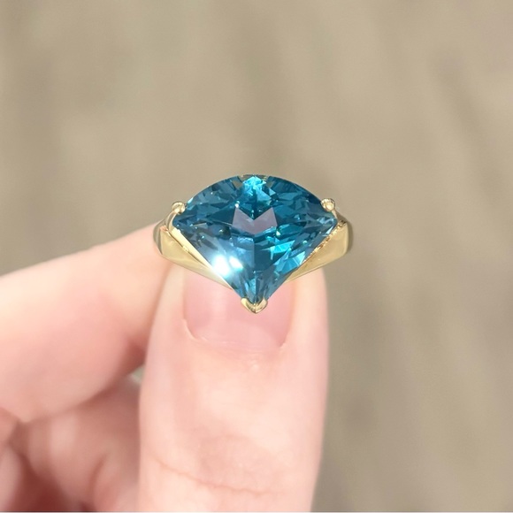 14K Large Deep Blue Topaz Swiss London triliant pie cut regal yellow gold ring - Picture 3 of 12